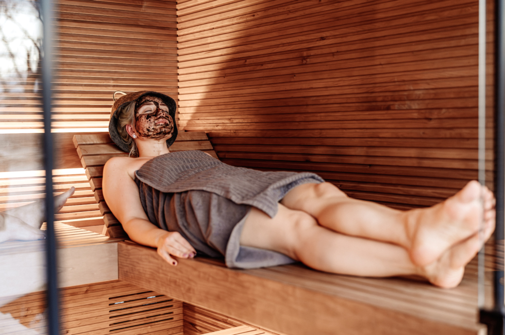 Face mask in the sauna – a natural part of the sauna ritual 6 HUU01899