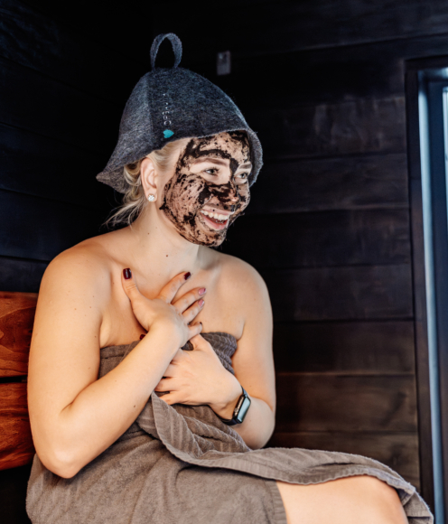 Face mask in the sauna – a natural part of the sauna ritual 1 HUU01806