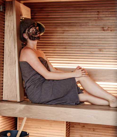 Face mask in the sauna – a natural part of the sauna ritual 4 HUU01895