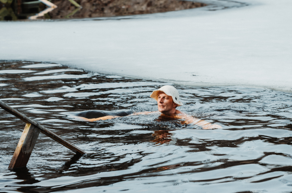 7 ways to cool down after a sauna 4 HUU00300