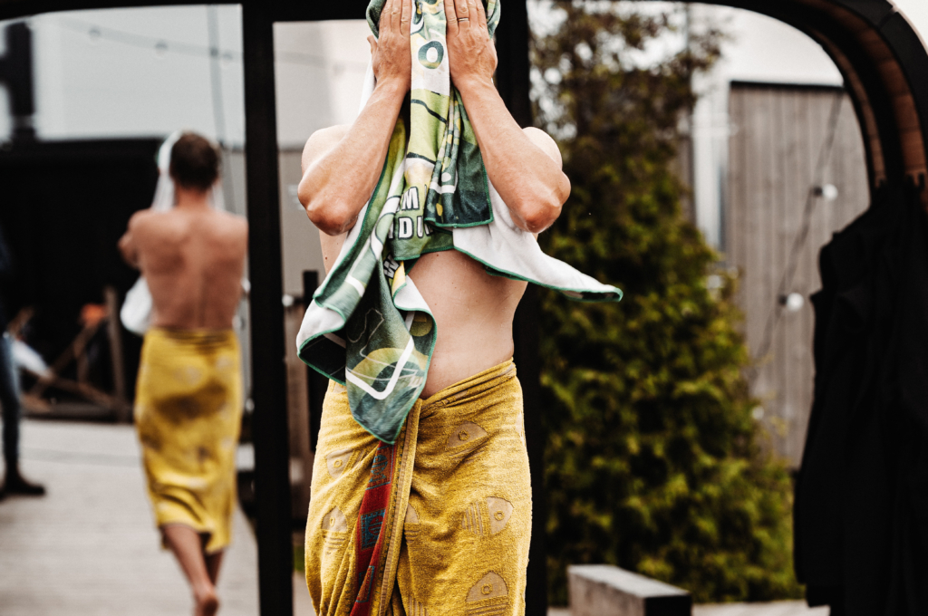 7 ways to cool down after a sauna 8 HUU00412